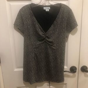 ✨5 for $25✨Motherhood Maternity black & white top.